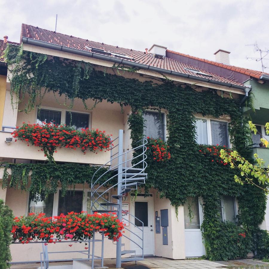 Pension Crhan Mikulov Bagian luar foto